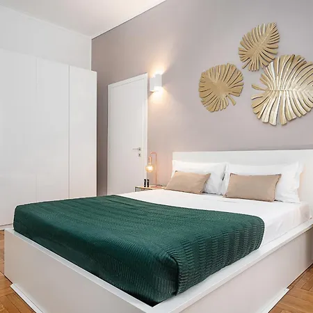 Classbnb - Two 400 Meters From The Duomo Apartment *